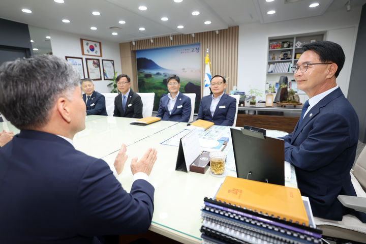 [고창=뉴시스] 군정 복귀 후 첫 간부회의를 소집한 심덕섭 고창군수(오른쪽)가 김영식 부군수로부터 군정 현황에 대한 설명을 듣고 있다. *재판매 및 DB 금지