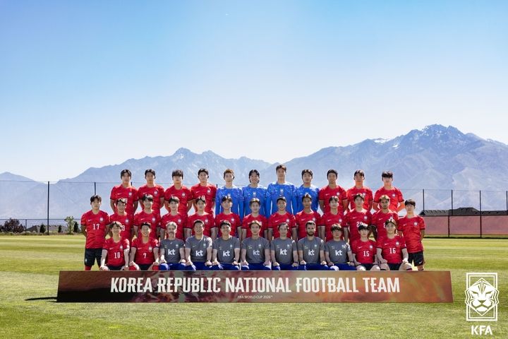 [서울=뉴시스] 홍명보 감독이 이끄는 한국 남자 축구 대표팀이 5일(한국 시간) 2026 국제축구연맹(FIFA) 북중미 월드컵을 앞두고 미국 유타주 헤리먼의 자이언스뱅크 트레이닝센터에서 단체 사진을 찍고 있다. 2026.06.05. photo@newsis.com *재판매 및 DB 금지