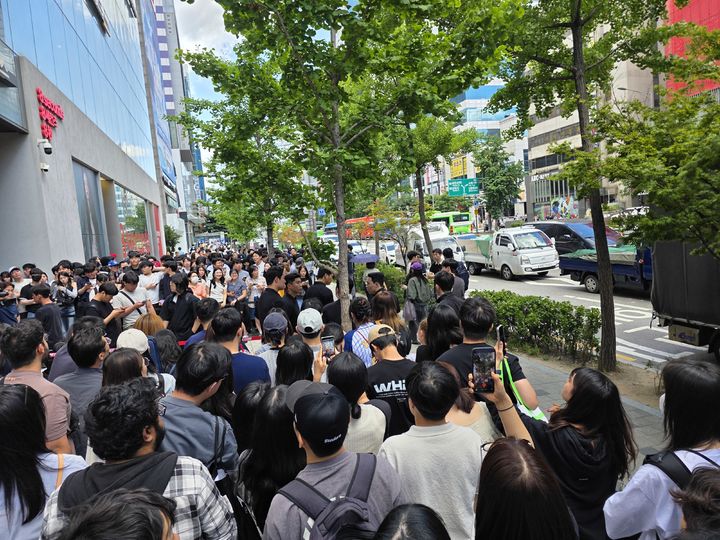 [서울=뉴시스] 젠슨 황 엔비디아 최고경영자(CEO)가 5일 오후 김포공항을 통해 입국했다. 황 CEO는 이날 첫 공식 일정으로 서울 마포구 홍대 인근의 'T1 베이스캠프'를 방문할 예정이다. 사진은 황 CEO를 기다리는 인파 모습. 2026.06.05 photo@newsis.com *재판매 및 DB 금지