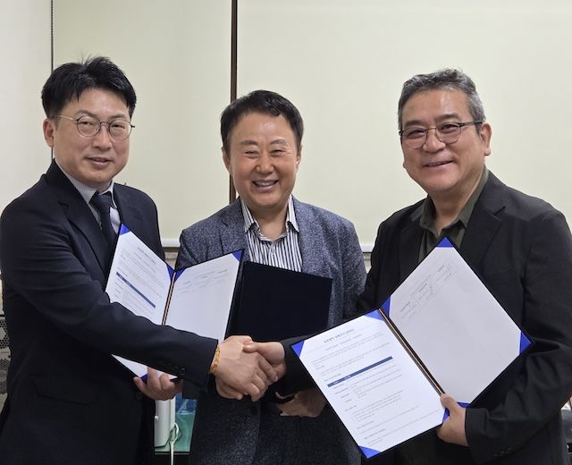 [서울=뉴시스] (왼쪽부터) 박상진 한국범죄심리학회 수석부회장(동국대 범죄학과 교수), 김상윤 ㈜더콘텐츠온 대표, 양윤호 동국대 예술대학장이 3자 협약 체결 후 기념 사진을 촬영하고 있다. (사진=동국대 제공) 2026.06.05. photo@newsis.com *재판매 및 DB 금지