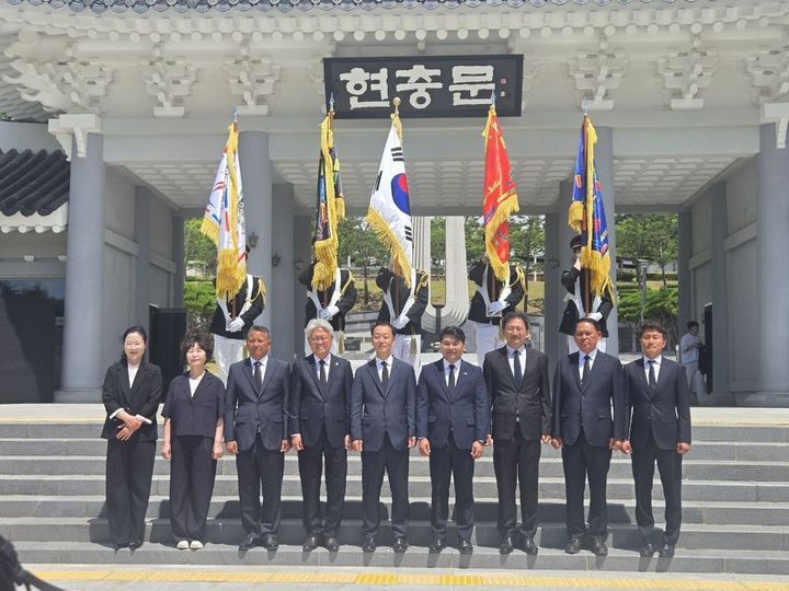 유명현 산청군수 당선인 충혼탑 참배…지역 발전 위해 헌신