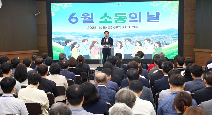 [정읍=뉴시스] 5일 정읍시청 청원조회행사인 '6월 소통의 날'에서 이학수 시장이 "시민 행복과 지역 발전을 위해 함께 힘을 모아 달라"고 당부하고 있다. *재판매 및 DB 금지