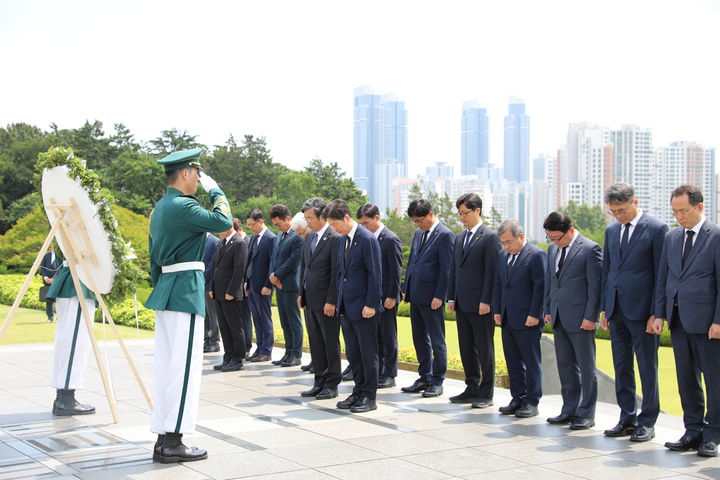 [부산=뉴시스] 강성팔 부산국세청장은 5일 호국보훈의 달을 맞아 부산 남구 유엔기념공원을 찾아 참배하고 순국선열과 호국영령의 희생을 기렸다. (사진=부산국세청 제공) 2026.06.05. photo@newsis.com *재판매 및 DB 금지