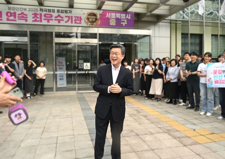 [서울=뉴시스] 출근길 인사. (사진=서울 중구 제공) 2026.06.05. photo@newsis.com *재판매 및 DB 금지