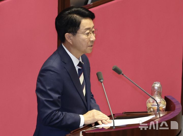 [서울=뉴시스] 조성봉 기자 = 하반기 국회의장으로 선출된 조정식 더불어민주당 의원이 5일 오후 서울 여의도 국회에서 열린 본회의에서 당선 인사말을 하고 있다. 2026.06.05. suncho21@newsis.com