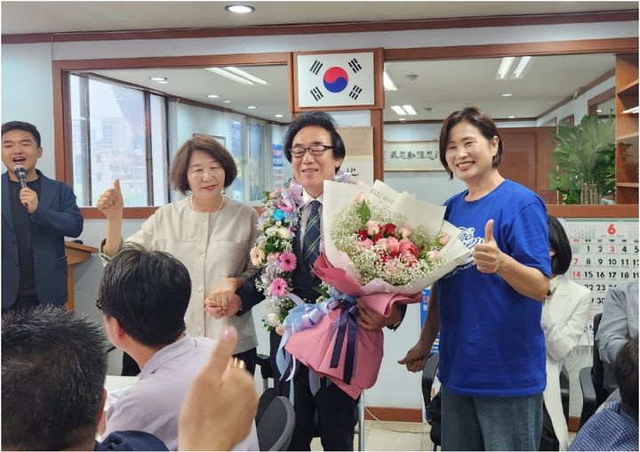 [서울=뉴시스]김기덕 서울시의회 의원(더불어민주당·마포구 제4선거구)이 5선 당선 축하를 받는 모습. (사진=서울시의회 제공) 2026.06.05. photo@newsis.com *재판매 및 DB 금지