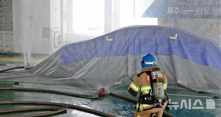 [제주=뉴시스] 오영재 기자 = 해양수산부와 민간 선사, 소방 등이 5일 오후 제주항 9부두에서 열린 여객선 전기차 화재 진압 훈련에서 전용장비인 질식소화덮개와 하부스프링클러 등을 활용한 진화 작업을 선보이고 있다. 2026.06.05. oyj4343@newsis.com