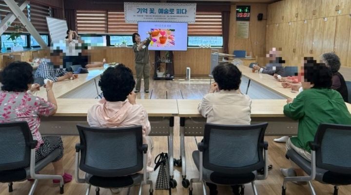 [밀양=뉴시스] 마음치유, 봄처럼 프로그램에 참여한 경도인지장애 어르신들이 미술 치유 활동을 하고 있다. (사진=밀양시 제공) 2026.06.05. photo@newsis.com *재판매 및 DB 금지