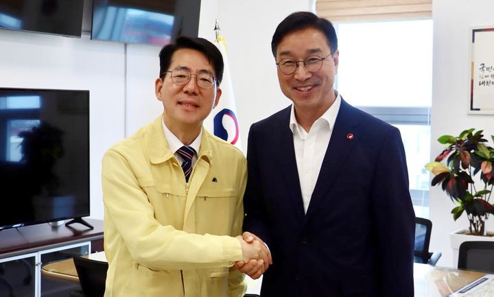 [제주=뉴시스] 위성곤(오른쪽) 제주도지사 당선인과 황종우 해양수산부 장관이 5일 오후 제주항 8부두 인근 남해어업관리단에서 면담한 뒤 기념 촬영을 하고 있다. (사진=위성곤 당선인 측 제공) 2026.06.05. photo@newsis.com *재판매 및 DB 금지