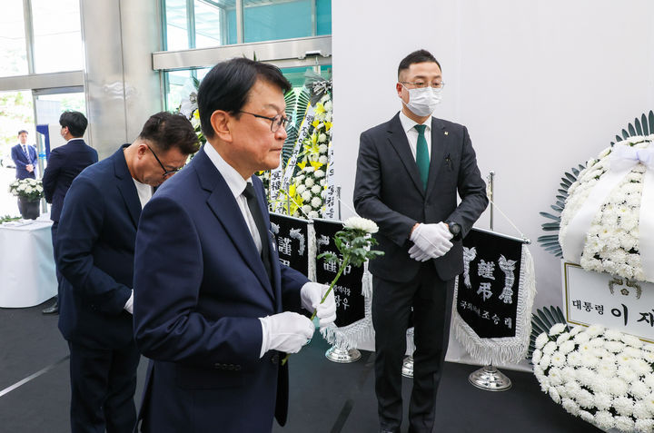 [대전=뉴시스] 유순상 기자= 오석진 대전시교육감 당선인이 5일 대전 유성구청에 마련된 '한화에어로스페이스 대전공장 폭발 참사' 합동 분향소를 찾아 헌화하고 있다. (사진=오 당선인 캠프 제공) 2026.06.05. photo@newsis.com *재판매 및 DB 금지