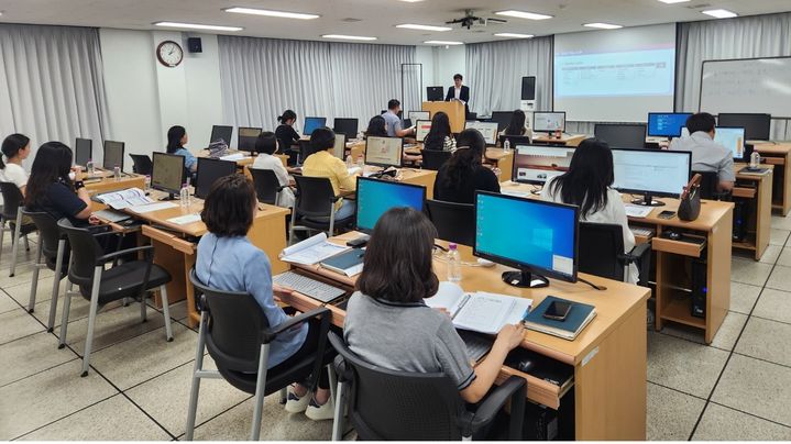 [밀양=뉴시스] 통합돌봄 담당자들이 밀양시립도서관에서 생성형 AI 통합복지플랫폼 교육을 받고 있다. (사진=밀양시 제공) 2026.06.05. photo@newsis.com *재판매 및 DB 금지