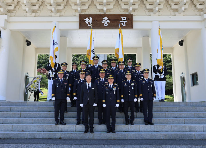 [임실=뉴시스] 제71주년 현충일을 하루 앞둔 5일 이재영 전북경찰청장(첫째 줄 오른쪽) 및 전북경찰청 지휘부가 전북 임실군 국립임실호국원 현충문 앞에서 사진 촬영을 하고 있다. (사진=전북경찰청 제공) 2026.06.05 photo@newsis.com *재판매 및 DB 금지
