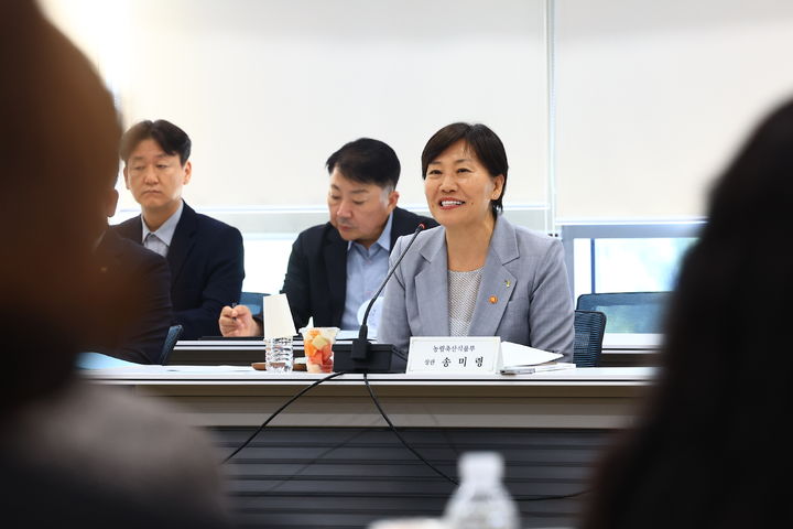 [세종=뉴시스] 농림축산식품부는 5일 정부세종청사에서 송미령 장관 주재로 '농어업인 삶의 질 향상 및 농어촌 지역개발위원회(삶의질위원회)' 실무위원회를 개최했다고 밝혔다. (사진=농식품부 제공) 2026.06.05. photo@newsis.com *재판매 및 DB 금지