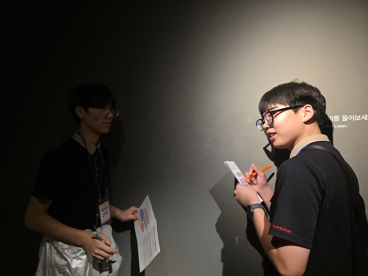 [서울=뉴시스] 정예빈 기자 = 경기 영성중학교 역사 동아리 '피스메이커' 학생들이 1일 옛 남영동 대공분실 건물 벽면에서 나는 소리를 듣고 있다. 2026.06.01. 5757@newsis.com *재판매 및 DB 금지