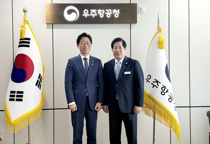 [고흥=뉴시스] 공영민 고흥군수(오른쪽)와 오태석 우주항공청장이 5일 고흥의 우주항공 인프라 구축 방안을 논의하고 기념촬영을 하고 있다. (사진=고흥군 제공) 2026.06.05. photo@newsis.com *재판매 및 DB 금지