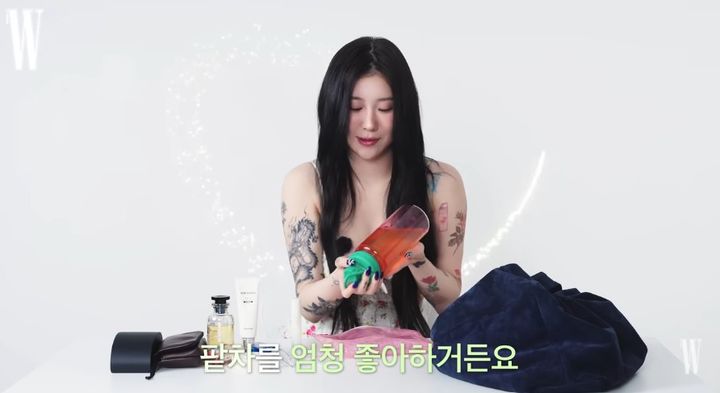 [서울=뉴시스] 최근 '더블유 코리아(W Korea)'의 공식 유튜브 채널 영상에서 백예린은 평소 가방에 가지고 다니는 소지품을 공개했다. (사진=유튜브 '더블유 코리아' 캡처)