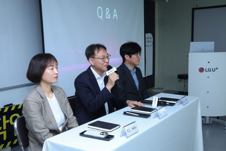 [서울=뉴시스] LG유플러스가 경기 파주시 AI데이터센터 건설 현장에서 차세대 AI 데이터센터 인프라 전략을 발표하고, 2030년까지 누적 수주 5조원을 달성하겠다는 계획을 발표했다. (왼쪽부터) 정숙경 상무, 안형균 상무, 이우정 LG유플러스 AIDC기술/운영담당이 Q&A에서 답변하는 모습. (사진=LGU+ 제공) *재판매 및 DB 금지