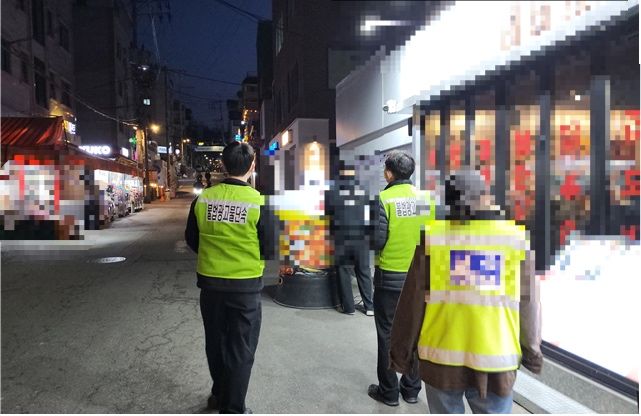 [서울=뉴시스]올해 3월 시·구 합동 기동정비반이 불법 에어라이트를 정비하는 모습. (사진=서울시 제공) 2026.06.08. photo@newsis.com *재판매 및 DB 금지