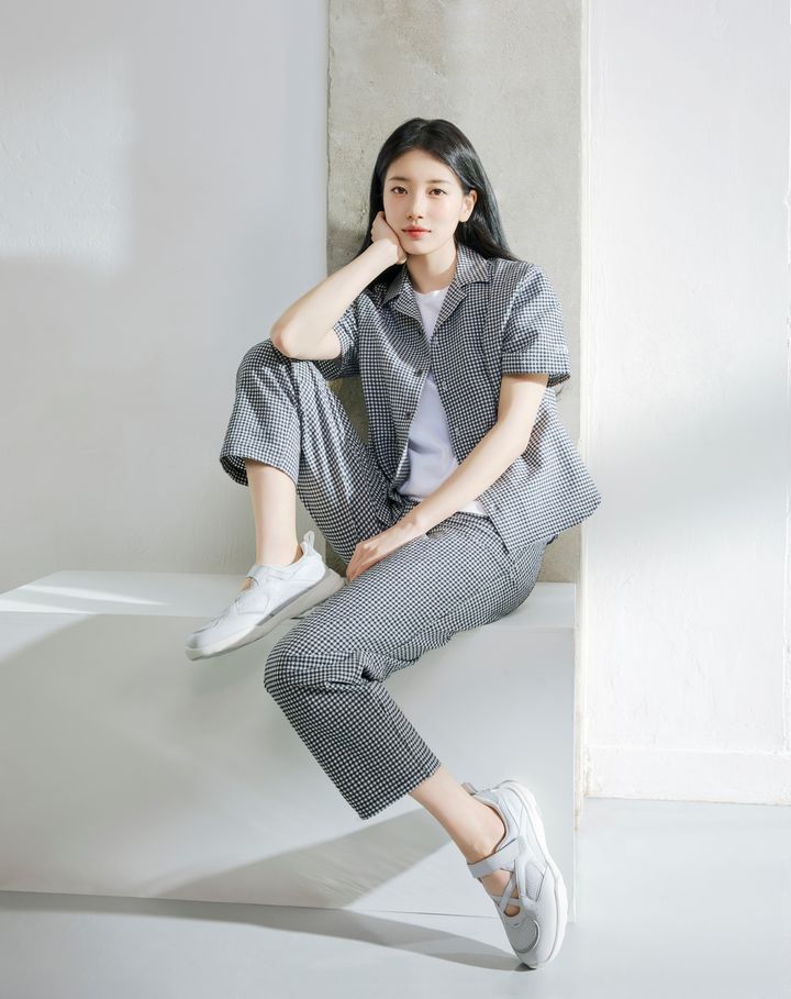 아웃도어 브랜드 K2는 무더운 여름철 시원하고 세련되게 착용할 수 있는 '시원서커 반팔 셔츠 셋업'을 출시했다. *재판매 및 DB 금지