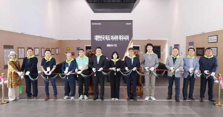 삼척관광문화재단은 5일 이사부독도기념관 D관에서 ‘2026 K-뮤지엄 순회전시 대한민국 독도 이사부 목우사자’ 특별전의 막을 올리는 테이프 커팅식을 갖고 있다.(사진=삼척시 제공) *재판매 및 DB 금지