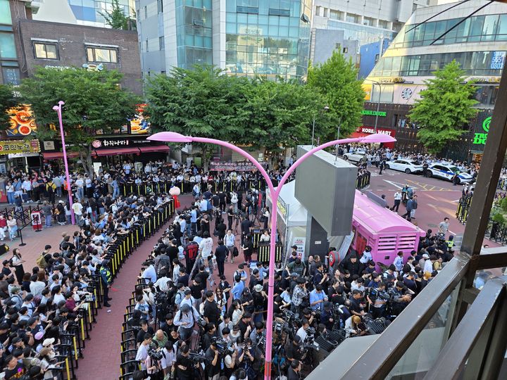 [서울=뉴시스] 박현준 기자 = 젠슨 황 엔비디아 최고경영자(CEO)가 5일 오후 방한한 가운데 저녁 회동 장소로 알려진 서울 마포구 홍대 인근 식당 근처에 시민들이 모여있다. 2026.06.05 photo@newsis.com  *재판매 및 DB 금지