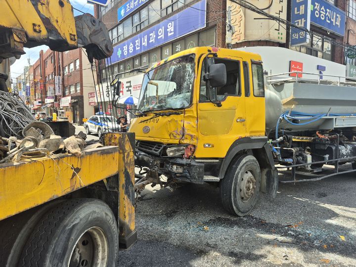 [부산=뉴시스] 부산 사상구의 한 도로에서 급수 차량이 시내버스를 들이받는 사고가 발생해 보행자를 포함한 9명이 다쳤다. (사진=부산소방재난본부 제공) 2026.06.05. photo@newsis.com *재판매 및 DB 금지