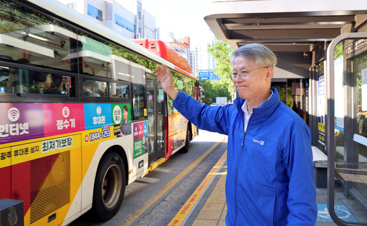 [광주=뉴시스] 민형배 전남광주특별시장 당선인이 5일 시내버스 운행 현장에서 민심투어를 하고 있다. (사진=선거캠프 제공) photo@newsis.com *재판매 및 DB 금지