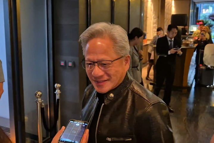 [서울=뉴시스] 5일 입국한 젠슨 황 엔비디아 최고경영자(CEO)가 이날 저녁 서울 마포구 홍대입구의 한 식당에서 예정된 국내 주요 그룹 총수와의 회동을 위해 숙소 호텔에서 출발하기 전 기자의 질문에 답하고 있다. 2026.06.5 photo@newsis.com *재판매 및 DB 금지
