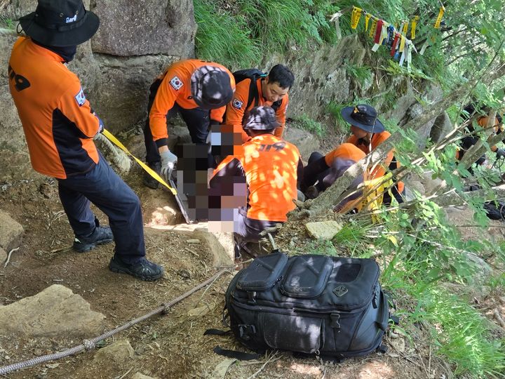 [문경=뉴시스] 경북 문경시 희양산 정상 인근에서 60대 여성 등산객이 추락해 숨지는 사고가 발생했다. (사진=경북소방본부 제공) 2026.06.05. photo@newsis.com *재판매 및 DB 금지