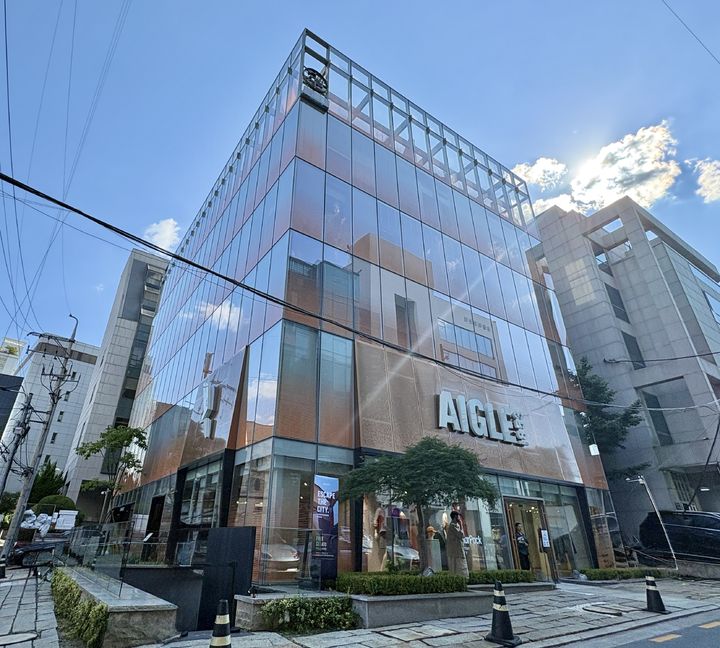 [서울=뉴시스] 권민지 기자 =서울 강남구에 위치한 에이글(AIGLE) 도산 플래그십 스토어 2026.06.05. ming@newsis.com *재판매 및 DB 금지