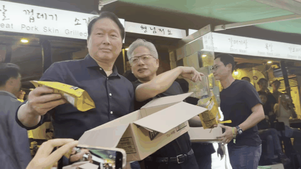 [서울=뉴시스] 최태원 SK그룹 회장과 젠슨 황 엔비디아 최고경영자(CEO)가 5일 서울 마포구의 한 식당 앞에서 과자를 나눠주고 있다. 2026.06.05. photo@newsis.com