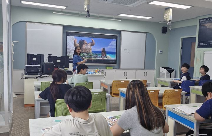 [서산=뉴시스] 최근 충남 서산시내 한 초등학교에서 원어민보조교사가 학생들에게 영어를 가르치고 있다. (사진=서산교육지원청 제공) 2026.06.05. photo@newsis.com *재판매 및 DB 금지