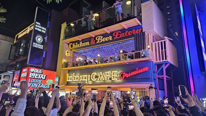 [서울=뉴시스] 젠슨 황 홍대 삼쏘 회동 2차 식당 앞 모습. 2026.06.05 photo@newsis.com *재판매 및 DB 금지