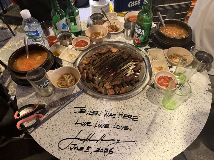 [서울=뉴시스] 박나리 기자= 젠슨 황 엔비디아 CEO가 남긴 사인.  *재판매 및 DB 금지
