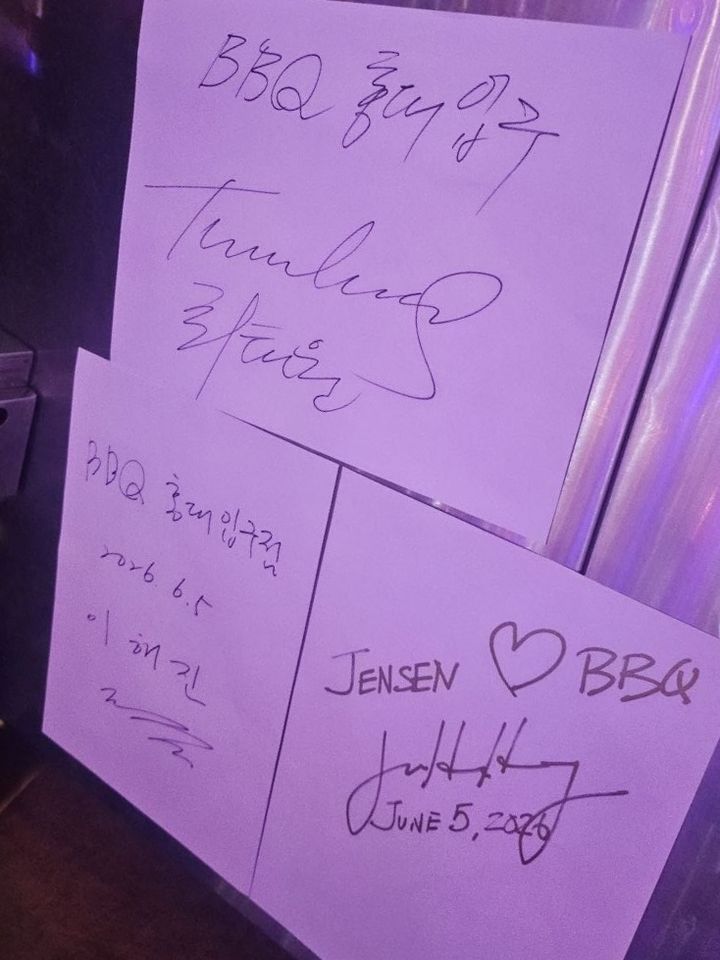 [서울=뉴시스] BBQ 홍대입구역점을 방문환 젠슨 황 CEO와 국내 대기업 총수들이 남긴 사인.(사진=제너시스BBQ 제공) *재판매 및 DB 금지