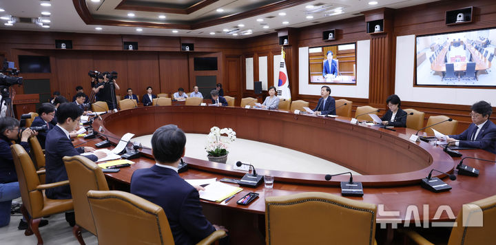 [서울=뉴시스] 조수정 기자 = 구윤철 경제부총리 겸 재정경제부 장관이 5일 오전 서울 종로구 정부서울청사에서 비상경제본부회의 겸 경제관계장관회의를 주재하고 있다. 2026.06.05. chocrystal@newsis.com