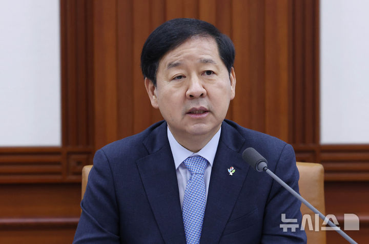 [서울=뉴시스] 조수정 기자 = 구윤철 경제부총리 겸 재정경제부 장관이 5일 오전 서울 종로구 정부서울청사에서 비상경제본부회의 겸 경제관계장관회의를 주재하고 있다. 2026.06.05. chocrystal@newsis.com
