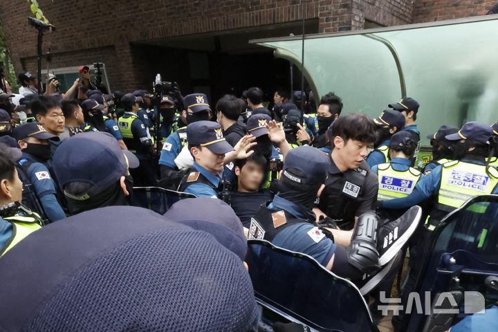[서울=뉴시스] 김혜진 기자 = 5일 오전 서울 송파구 잠실7동 제2투표소 앞에서 경찰이 시위대를 해산 시키고 있다. 2026.06.05. jini@newsis.com