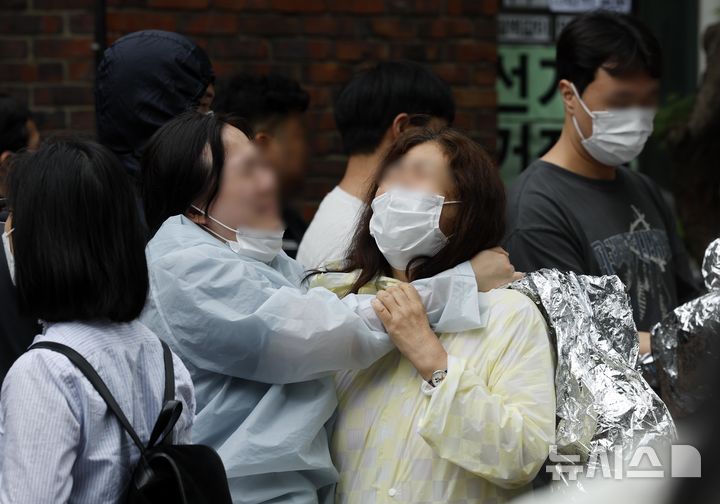 [서울=뉴시스] 김혜진 기자 = 5일 오전 서울 송파구 잠실7동 제2투표소 앞에서 투표용지 부족 사태 관련 시위를 벌인 시위대가 경찰의 해산 시도에 눈물을 보이고 있다. 2026.06.05. jini@newsis.com