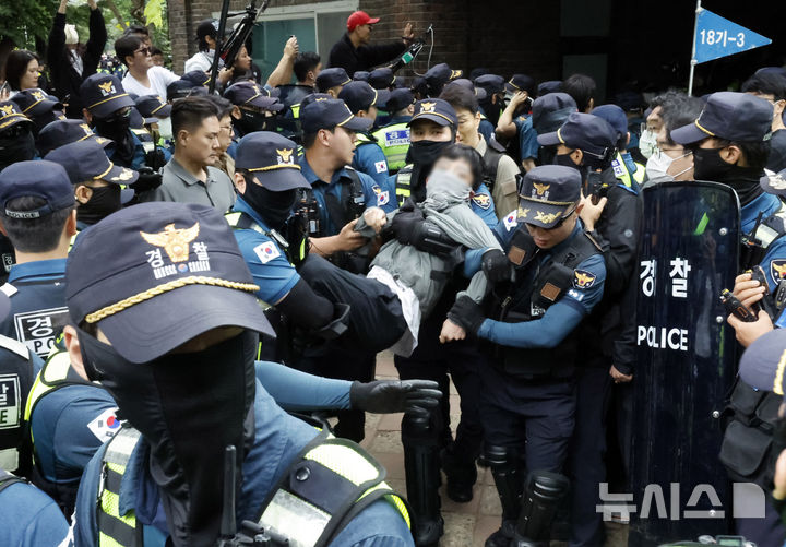 [서울=뉴시스] 김혜진 기자 = 5일 오전 서울 송파구 잠실7동 제2투표소 앞에서 경찰이 시위대를 해산 시키고 있다. 2026.06.05. jini@newsis.com