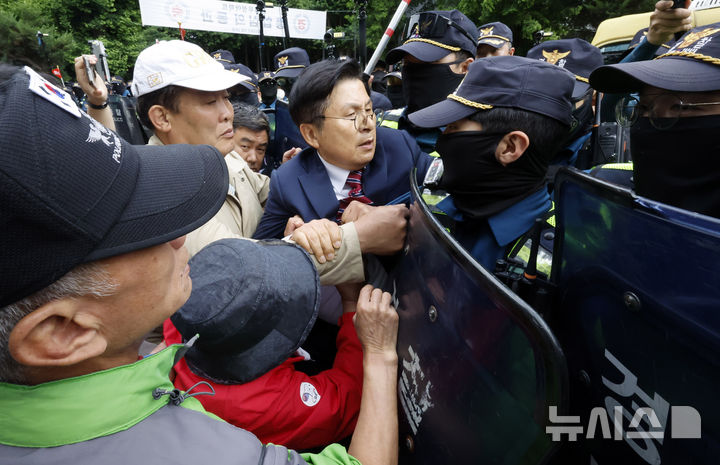 [서울=뉴시스] 김혜진 기자 = 황교안 자유와혁신 대표가 5일 오전 서울 송파구 잠실7동 제2투표소 앞에서 경찰과 대치하고 있다. 2026.06.05. jini@newsis.com