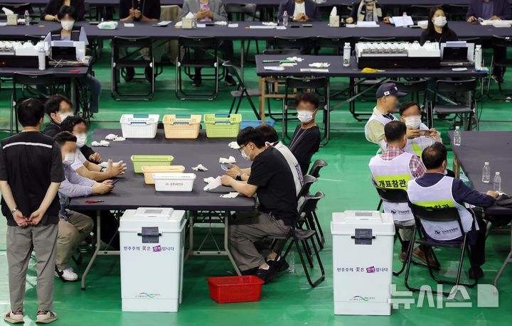 [서울=뉴시스] 홍효식 기자 = 5일 전국동시지방선거 송파구 개표소인 서울 송파구 올림픽공원 핸드볼경기장에서 6·3 지방선거 투표용지 부족 사태를 겪은 서울 송파구 잠실7동 제2투표소 투표함 등이 도착해 있다. 2026.06.05. yesphoto@newsis.com