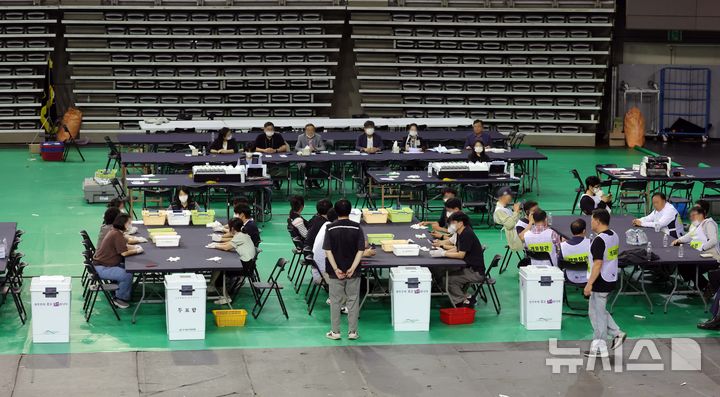 [서울=뉴시스] 홍효식 기자 = 5일 전국동시지방선거 송파구 개표소인 서울 송파구 올림픽공원 핸드볼경기장에서 6·3 지방선거 투표용지 부족 사태를 겪은 서울 송파구 잠실7동 제2투표소 투표함(오른쪽 2개) 등이 도착해 있다. 2026.06.05. yesphoto@newsis.com