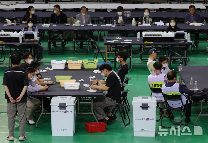 [서울=뉴시스] 홍효식 기자 = 5일 전국동시지방선거 송파구 개표소인 서울 송파구 올림픽공원 핸드볼경기장에서 6·3 지방선거 투표용지 부족 사태를 겪은 서울 송파구 잠실7동 제2투표소 투표함 등이 도착해 있다. 2026.06.05. yesphoto@newsis.com