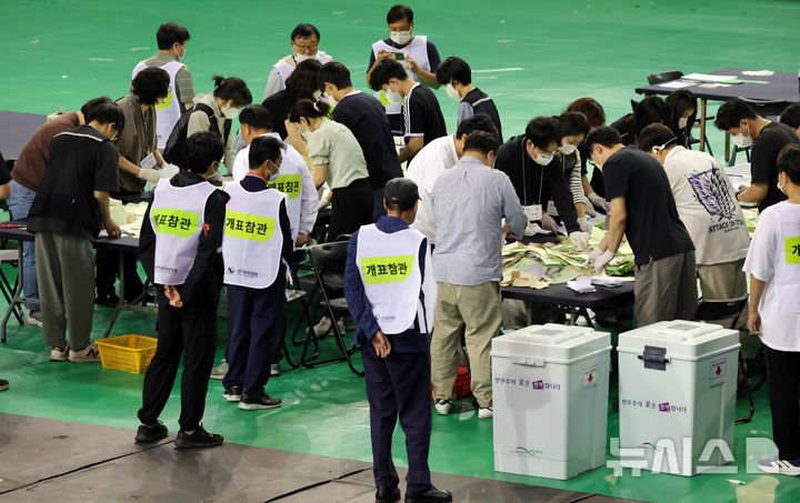 [서울=뉴시스] 홍효식 기자 = 5일 서울 송파구 올림픽공원 핸드볼경기장에 마련된 제9회 전국동시지방선거 개표소에서 관계자들이 개표를 하고 있다. 2026.06.05. yesphoto@newsis.com
