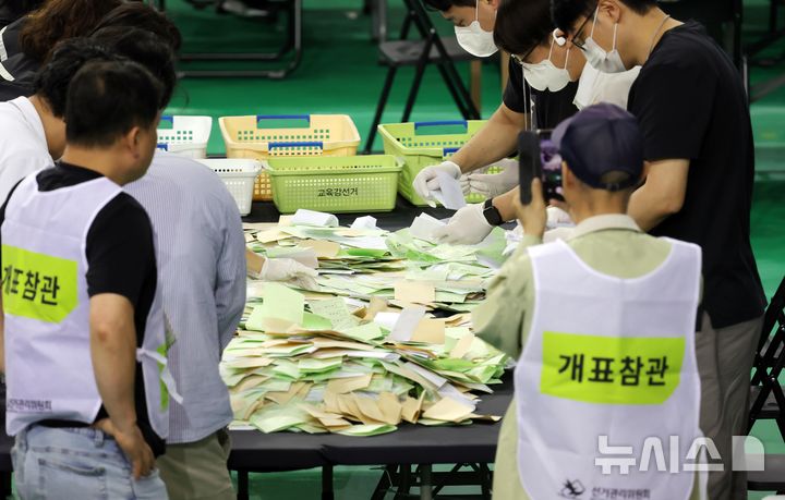 [서울=뉴시스] 홍효식 기자 = 5일 서울 송파구 올림픽공원 핸드볼경기장에 마련된 제9회 전국동시지방선거 개표소에서 관계자들이 개표를 하고 있다. 2026.06.05. yesphoto@newsis.com