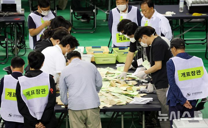 [서울=뉴시스] 홍효식 기자 = 5일 서울 송파구 올림픽공원 핸드볼경기장에 마련된 제9회 전국동시지방선거 개표소에서 관계자들이 개표를 하고 있다. 2026.06.05. yesphoto@newsis.com