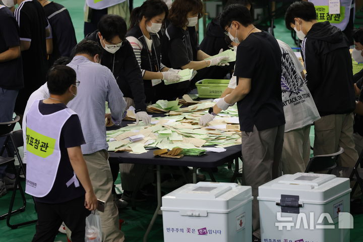 [서울=뉴시스] 홍효식 기자 = 5일 서울 송파구 올림픽공원 핸드볼경기장에 마련된 제9회 전국동시지방선거 개표소에서 관계자들이 개표를 하고 있다. 2026.06.05. yesphoto@newsis.com