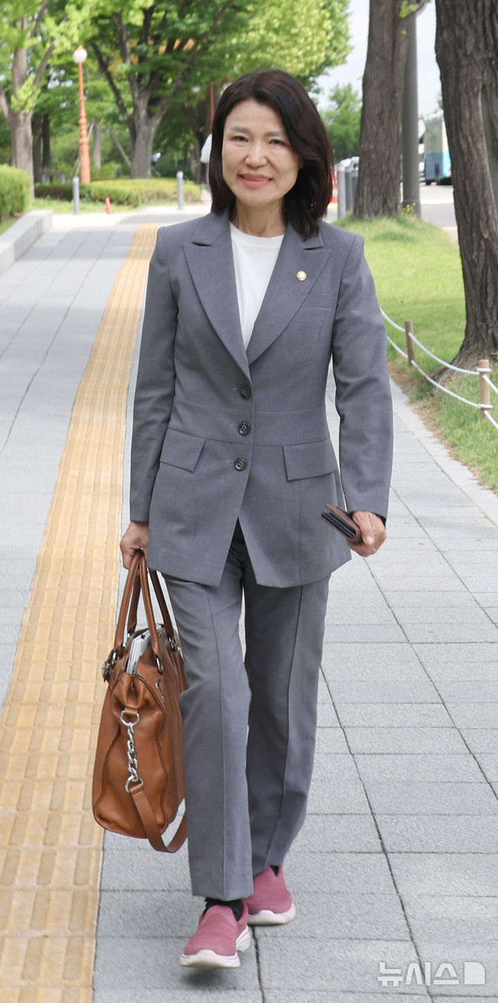 [서울=뉴시스] 김금보 기자 = 이진숙 국민의힘 대구 달성군 국회의원 보궐선거 당선인이 5일 오전 서울 여의도 국회에서 의원회관으로 이동하고 있다. 2026.06.05. kgb@newsis.com