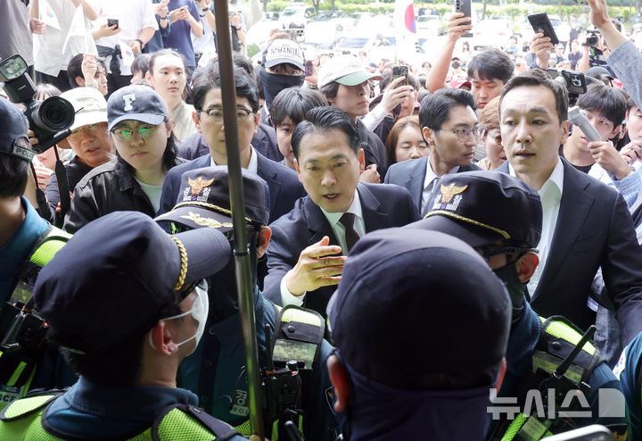 [서울=뉴시스] 홍효식 기자 = 장동혁 국민의힘 대표 등이 5일 오전 전국동시지방선거 송파구 개표소인 서울 송파구 올림픽공원 핸드볼경기장에 항의 방문하고 있다. 2026.06.05. yesphoto@newsis.com